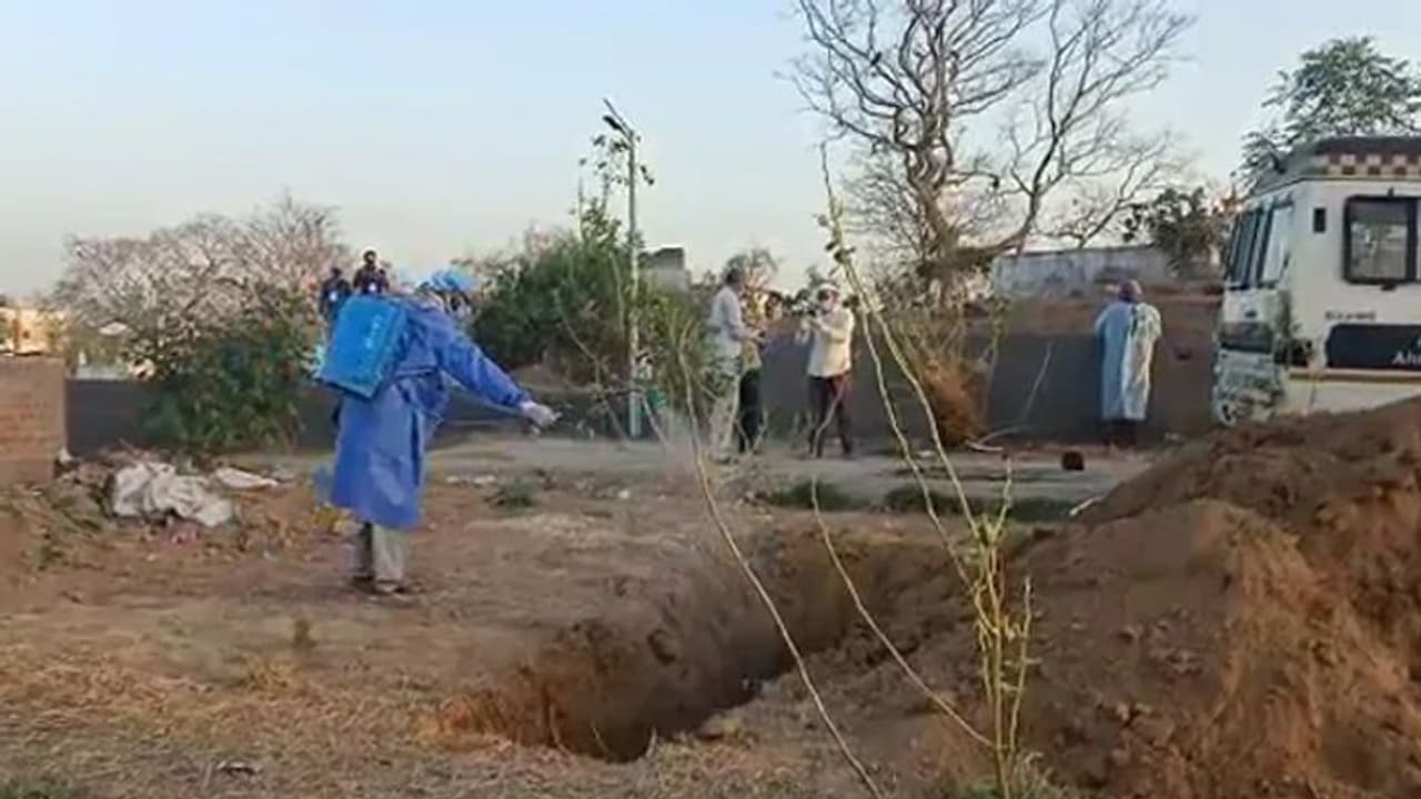 मौत के बाद पता चला कि बुजुर्ग कोरोना से पीड़ित था...परेशान करने वाली है वायरस से जुड़ी यह खबर मौत के बाद पता चला कि बुजुर्ग कोरोना से पीड़ित था...परेशान करने वाली है वायरस से जुड़ी यह खबर