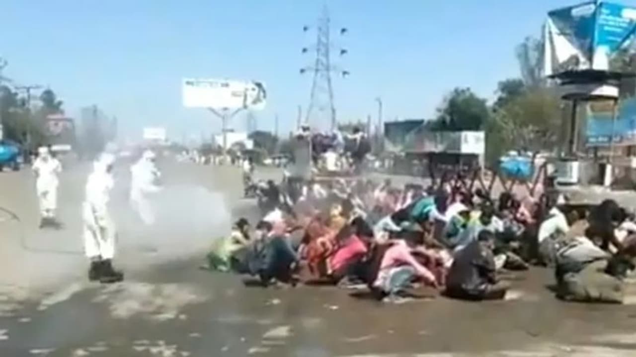 వలస కార్మికులపై అమానుషం: రోడ్డుపై వరుసగా కూర్చోబెట్టి రసాయనాలు స్ప్రే