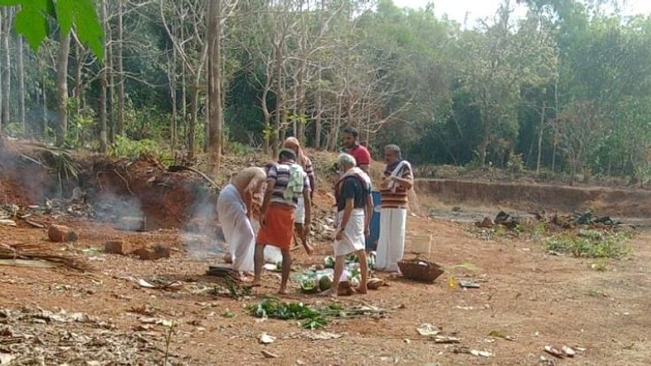 ಸತ್ತರೂ ಕೊರೋನಾ ಭಯ: ವೀಡಿಯೋ ಕಾಲ್ನಲ್ಲಿ ಮರಣೋತ್ತರ ಕ್ರಿಯಾಭಾಗ! ಸತ್ತರೂ ಕೊರೋನಾ ಭಯ: ವೀಡಿಯೋ ಕಾಲ್ನಲ್ಲಿ ಮರಣೋತ್ತರ ಕ್ರಿಯಾಭಾಗ!