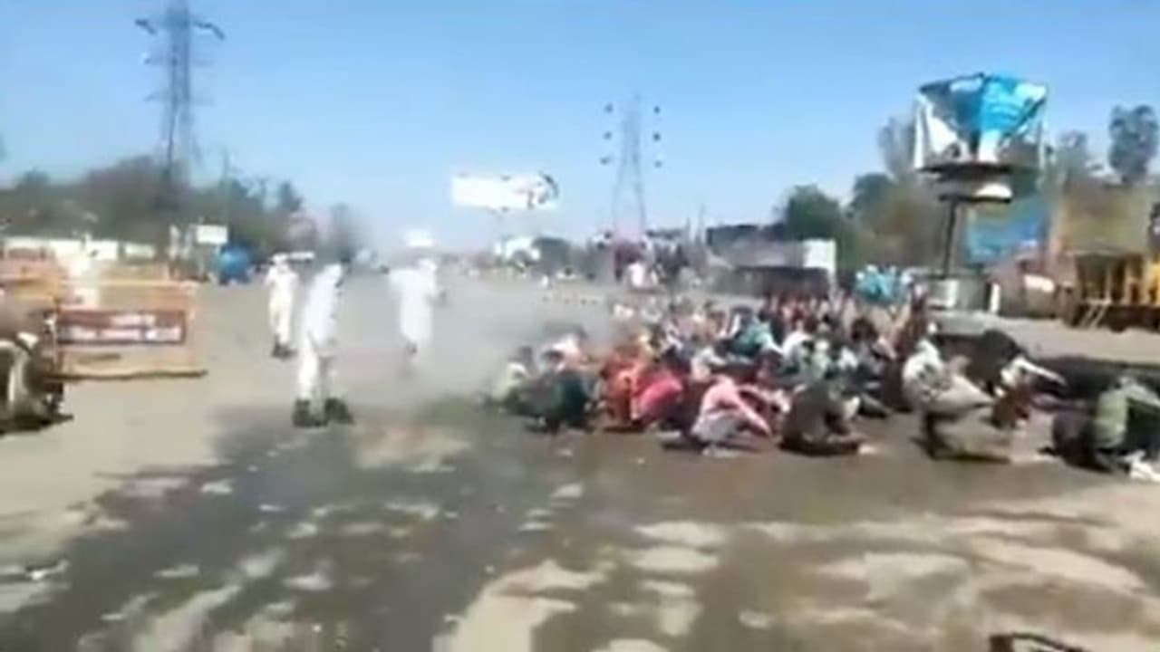 मजदूरों को रोड पर बैठाकर सैनिटाइज किया, भड़कीं प्रियंका, पूछा, योगी जी मजदूरों को और कितना परेशान करेंगे मजदूरों को रोड पर बैठाकर सैनिटाइज किया, भड़कीं प्रियंका, पूछा, योगी जी मजदूरों को और कितना परेशान करेंगे