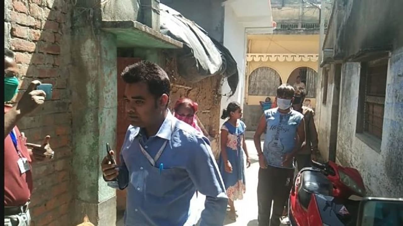 লকডাউনের মাঝেও ঋণের টাকা আদায়ের চেষ্টা, ব্যাঙ্ককর্মীদের ঘিরে চলল বিক্ষোভ