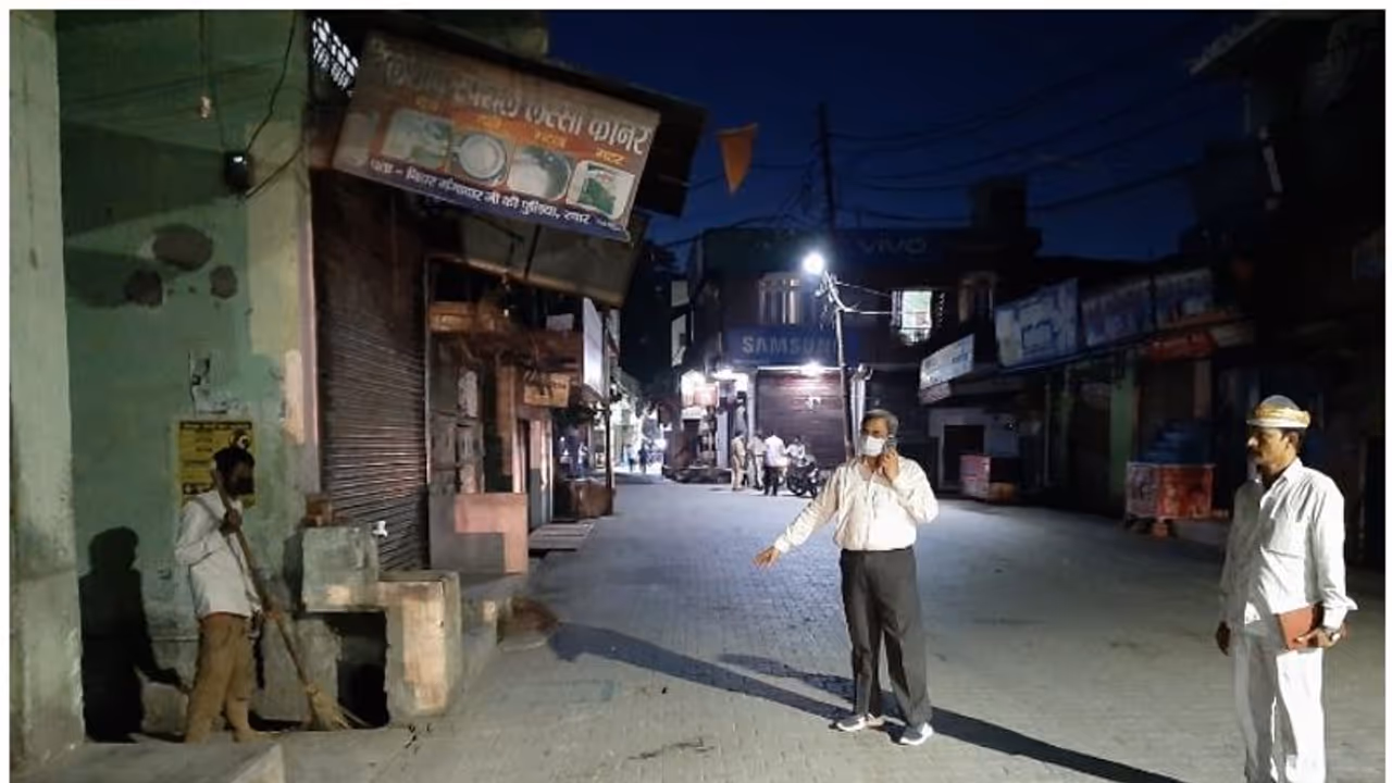 ലോക്ക് ഡൌണ് ഹെല്പ് ലൈനില് വിളിച്ച് സമോസ ആവശ്യപ്പെട്ട യുവാവിന് യുപി സര്ക്കാരിന്റെ 'പണി' ലോക്ക് ഡൌണ് ഹെല്പ് ലൈനില് വിളിച്ച് സമോസ ആവശ്യപ്പെട്ട യുവാവിന് യുപി സര്ക്കാരിന്റെ 'പണി'