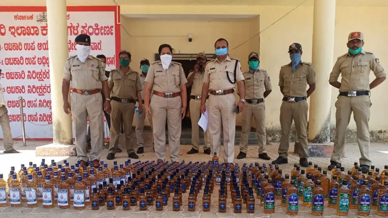 ಯಾರೇಳಿದ್ದು ಗಡಿ ಬಂದ್ ಮಾಡಿದ್ದಾರೆ ಅಂಥ, ಅರಣ್ಯದಲ್ಲಿ ಹರಿದ ಮದ್ಯದ ಹೊಳೆ! ಯಾರೇಳಿದ್ದು ಗಡಿ ಬಂದ್ ಮಾಡಿದ್ದಾರೆ ಅಂಥ, ಅರಣ್ಯದಲ್ಲಿ ಹರಿದ ಮದ್ಯದ ಹೊಳೆ!