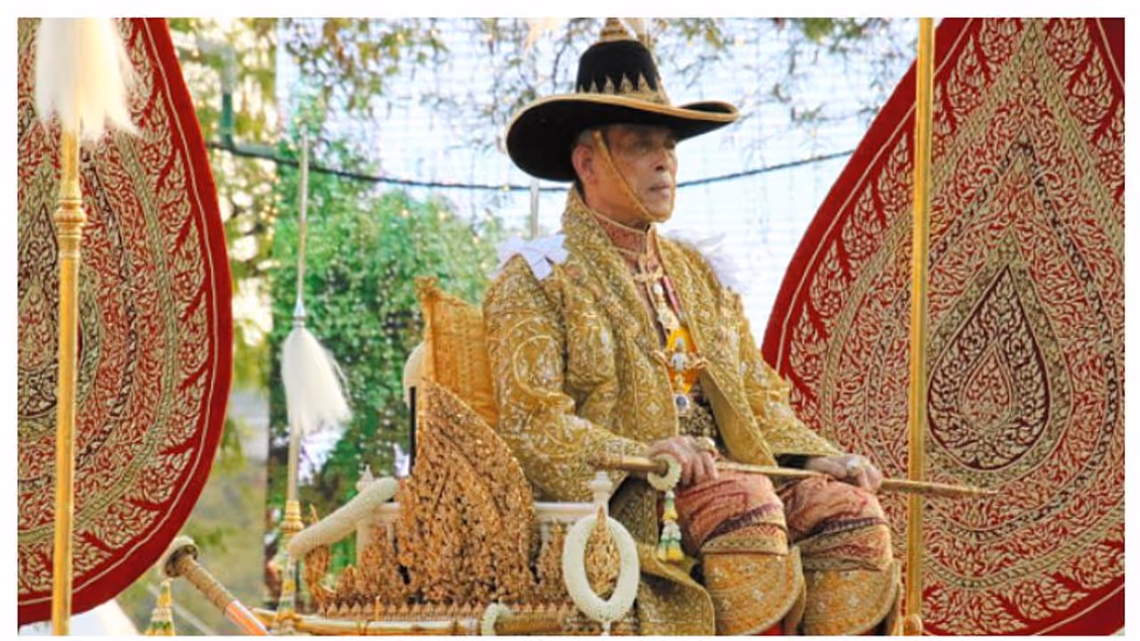 স্বেচ্ছায় আইসোলেশন গেলেন থাইল্যান্ডেন রাজা, সঙ্গী হলেন ২০ জন সুন্দরী স্বেচ্ছায় আইসোলেশন গেলেন থাইল্যান্ডেন রাজা, সঙ্গী হলেন ২০ জন সুন্দরী