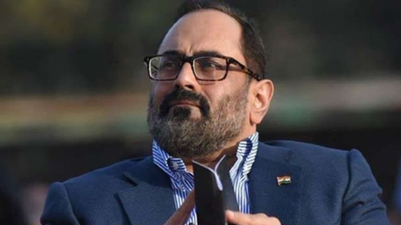 கொரோனாவை தடுக்க ஊரடங்கின் அவசியம்..! க்ராஃப் மூலம் தெளிவுபடுத்திய ராஜ்யசபா எம்பி ராஜீவ் சந்திரசேகர்