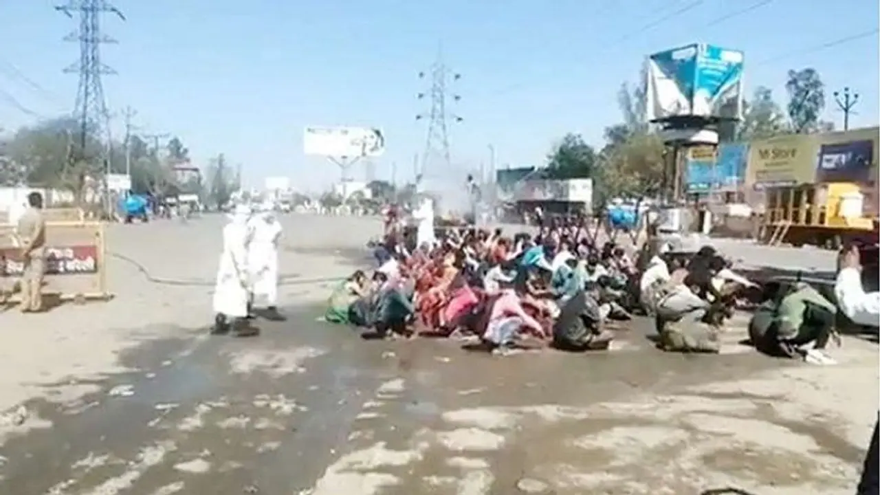 জীবানুমুক্ত করতে রাসায়নিক স্নান, যোগী রাজ্যে চোখ হারানোর দশা পরিযায়ী শ্রমিকদের জীবানুমুক্ত করতে রাসায়নিক স্নান, যোগী রাজ্যে চোখ হারানোর দশা পরিযায়ী শ্রমিকদের