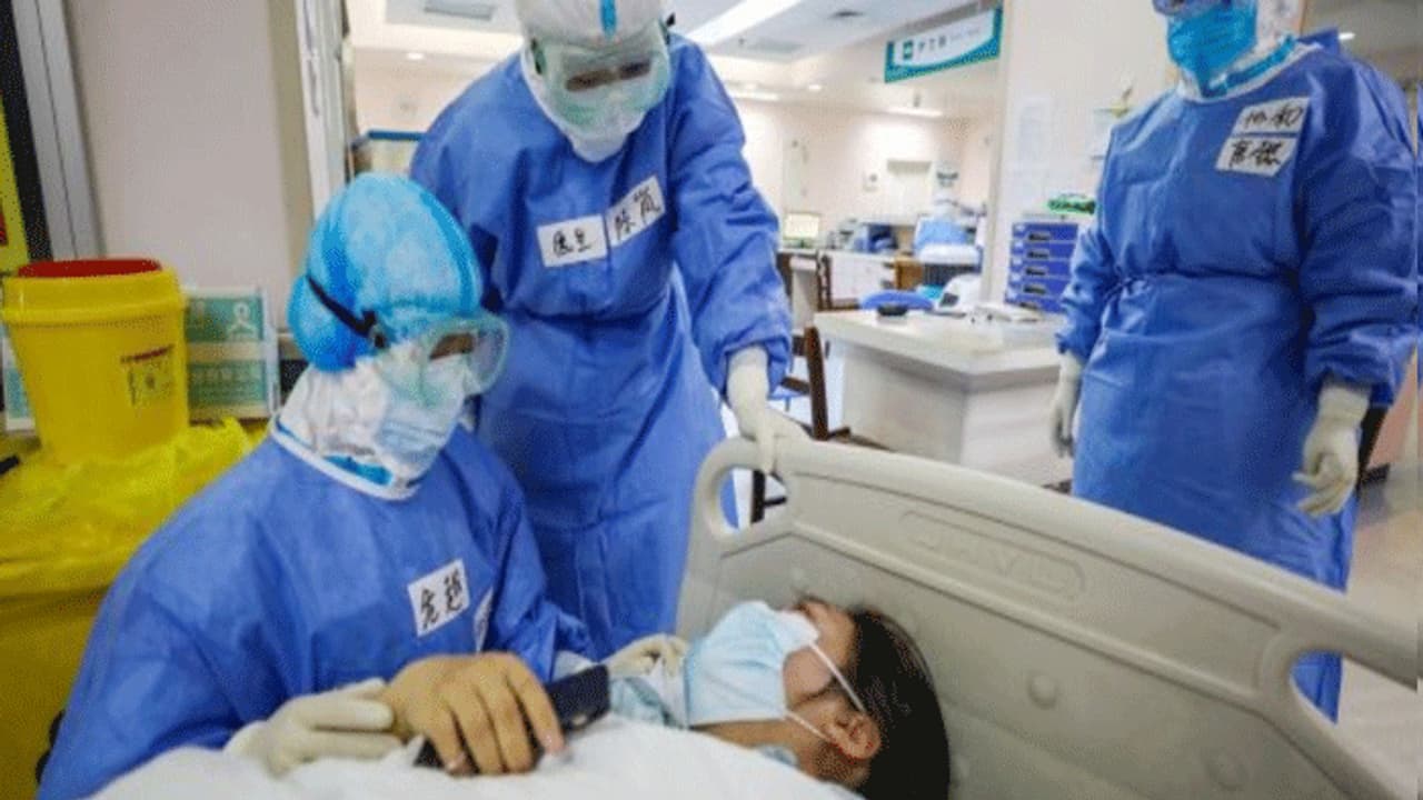 कोरोना की जंग जीतकर 10 दिन बाद घर पहुंची महिला, कुछ इस तरह हुआ उसका वेलकम कि छलक पड़े खुशी के आंसू कोरोना की जंग जीतकर 10 दिन बाद घर पहुंची महिला, कुछ इस तरह हुआ उसका वेलकम कि छलक पड़े खुशी के आंसू