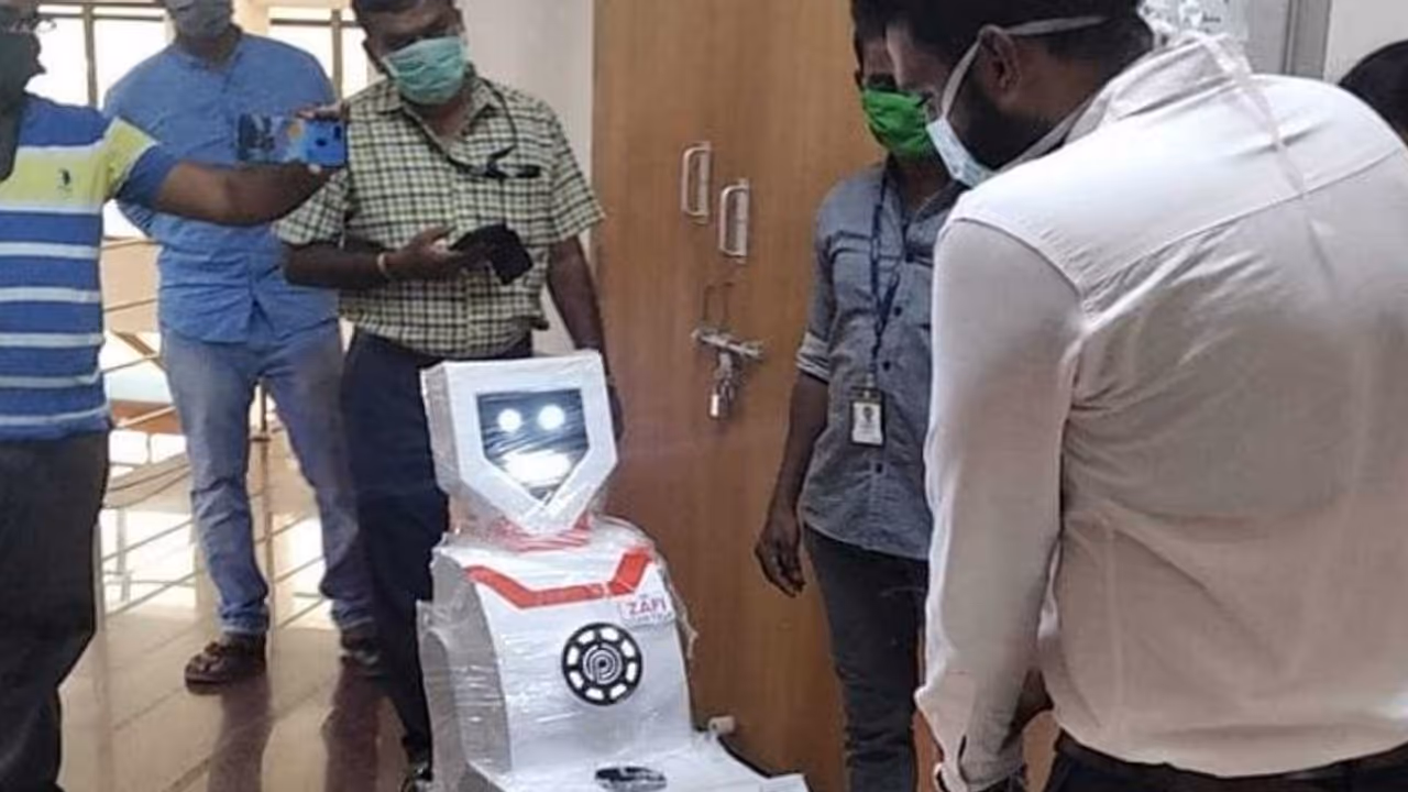 கொரோனா சிகிச்சையில் ஹைடெக்காக மாறும் திருச்சி...!! மருந்து மாத்திரைகள் கொடுக்க ரோபோக்கள்..!! கொரோனா சிகிச்சையில் ஹைடெக்காக மாறும் திருச்சி...!! மருந்து மாத்திரைகள் கொடுக்க ரோபோக்கள்..!!