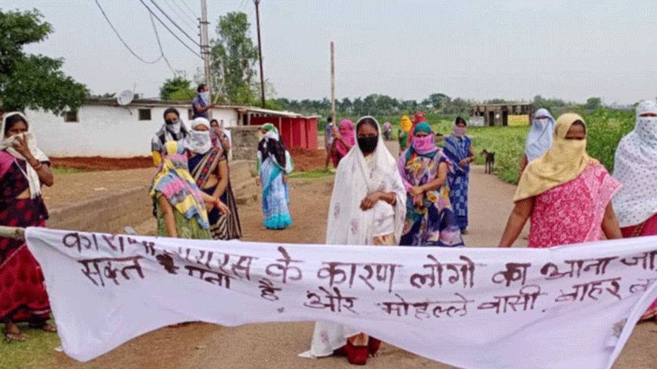 चूल्हा चौका छोड़ लक्ष्मण रेखा खींच पहरा दे रहीं महिलाएं, मर्दों को रोकने के लिए डंडा लेकर खड़ीं चूल्हा चौका छोड़ लक्ष्मण रेखा खींच पहरा दे रहीं महिलाएं, मर्दों को रोकने के लिए डंडा लेकर खड़ीं