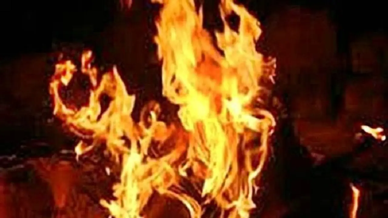 ತಂದೆ ಕೊನೆ ಮುಖ ನೋಡಲು ಬಿಡ್ಲಿಲ್ಲ ಕೊರೋನಾ, ಅಪ್ಪನ ಚಿತೆಗೆ ಪುತ್ರಿ ಅಗ್ನಿ ಸ್ಪರ್ಶ ತಂದೆ ಕೊನೆ ಮುಖ ನೋಡಲು ಬಿಡ್ಲಿಲ್ಲ ಕೊರೋನಾ, ಅಪ್ಪನ ಚಿತೆಗೆ ಪುತ್ರಿ ಅಗ್ನಿ ಸ್ಪರ್ಶ