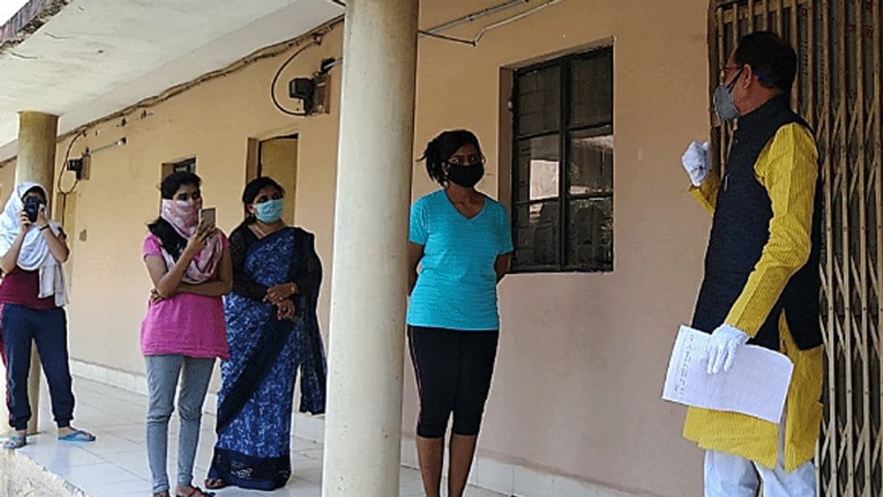 गर्ल्स हॉस्टल पहुंचे CM शिवराज, बोले फोन कर मां बाप से कह दो चिंता न करें मामा जी सब ठीक कर देंगे गर्ल्स हॉस्टल पहुंचे CM शिवराज, बोले फोन कर मां बाप से कह दो चिंता न करें मामा जी सब ठीक कर देंगे