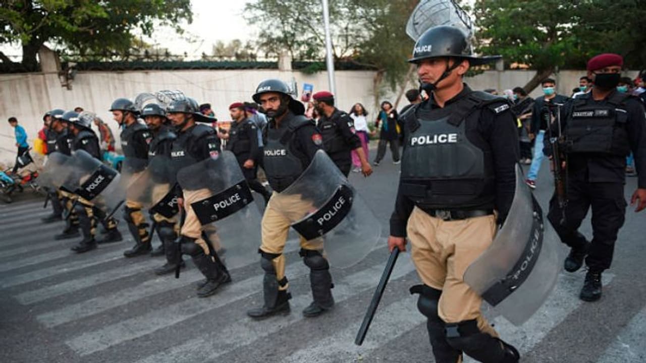 লকডাউন নিয়ম ভেঙে রাস্তায় মানুষ, করাচিতে নিয়মভঙ্গকারীদের রাস্তায় নীলডাউন করাল পুলিশ লকডাউন নিয়ম ভেঙে রাস্তায় মানুষ, করাচিতে নিয়মভঙ্গকারীদের রাস্তায় নীলডাউন করাল পুলিশ