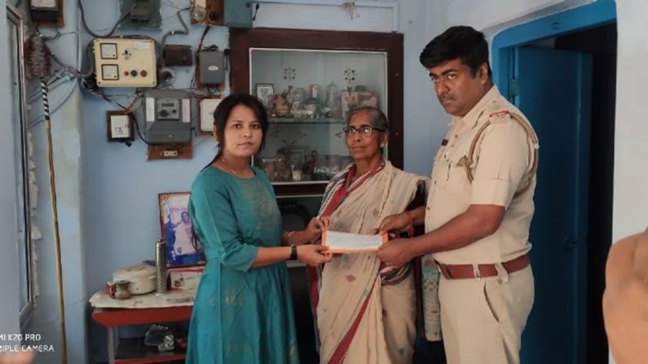 করোনা ত্রাণে অর্থ সাহায্য়, সরকারি তহবিলে ৫০ হাজার টাকা দিলেন প্রৌঢ়া করোনা ত্রাণে অর্থ সাহায্য়, সরকারি তহবিলে ৫০ হাজার টাকা দিলেন প্রৌঢ়া