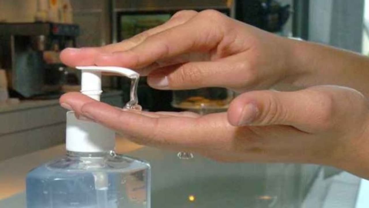 സാനിറ്റൈസര് ദേഹത്ത് വീണതിന് പിന്നാലെ തീപ്പിടുത്തം; മദ്ധ്യവയസ്കന് ആശുപത്രിയില് സാനിറ്റൈസര് ദേഹത്ത് വീണതിന് പിന്നാലെ തീപ്പിടുത്തം; മദ്ധ്യവയസ്കന് ആശുപത്രിയില്