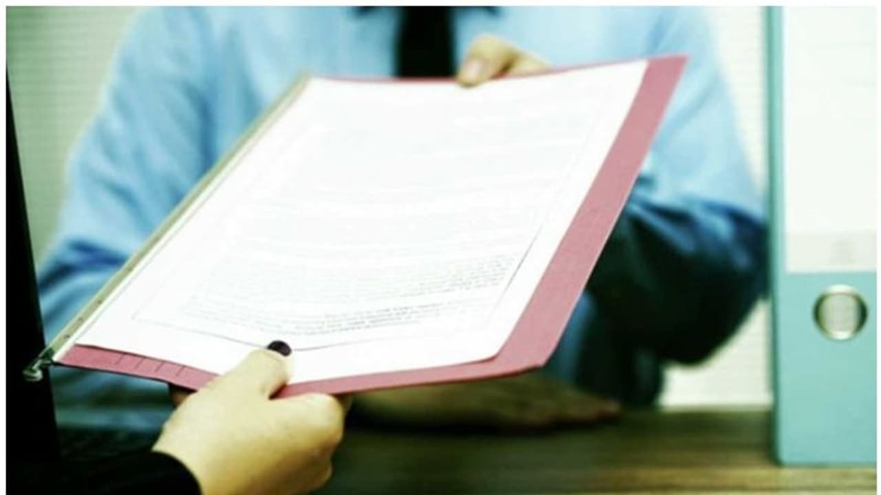 കൊവിഡ് പ്രതിസന്ധി; യുഎഇയിലെ കമ്പനികള്ക്ക് തൊഴിലാളികളെ പിരിച്ചുവിടാനും ശമ്പളം വെട്ടിക്കുറയ്ക്കാനും അനുമതി കൊവിഡ് പ്രതിസന്ധി; യുഎഇയിലെ കമ്പനികള്ക്ക് തൊഴിലാളികളെ പിരിച്ചുവിടാനും ശമ്പളം വെട്ടിക്കുറയ്ക്കാനും അനുമതി