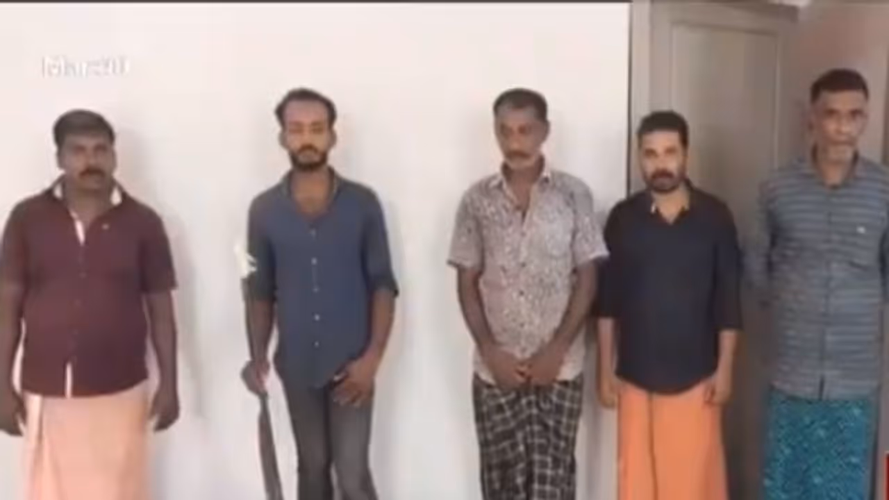 താമരശ്ശേരിയില് നായാട്ട് സംഘം പിടിയില്; തോക്കും തിരകളും കാട്ടുപന്നിയിറച്ചിയും പിടിച്ചെടുത്തു താമരശ്ശേരിയില് നായാട്ട് സംഘം പിടിയില്; തോക്കും തിരകളും കാട്ടുപന്നിയിറച്ചിയും പിടിച്ചെടുത്തു