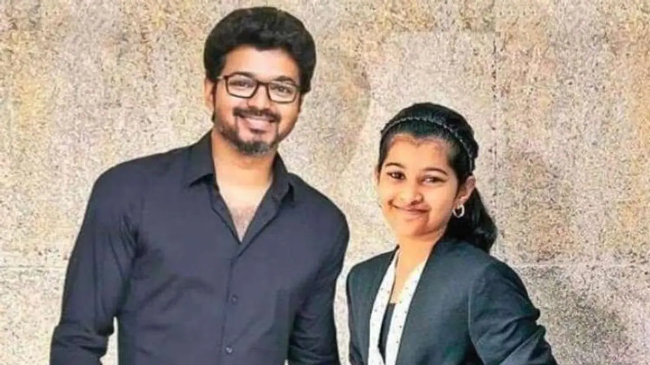 தோழிகளுடன் கூல் போஸ் கொடுத்த விஜய் மகள்... இணையத்தில் வைரலாகும் திவ்யா சாஷா லேட்டஸ்ட் போட்டோ...! தோழிகளுடன் கூல் போஸ் கொடுத்த விஜய் மகள்... இணையத்தில் வைரலாகும் திவ்யா சாஷா லேட்டஸ்ட் போட்டோ...!