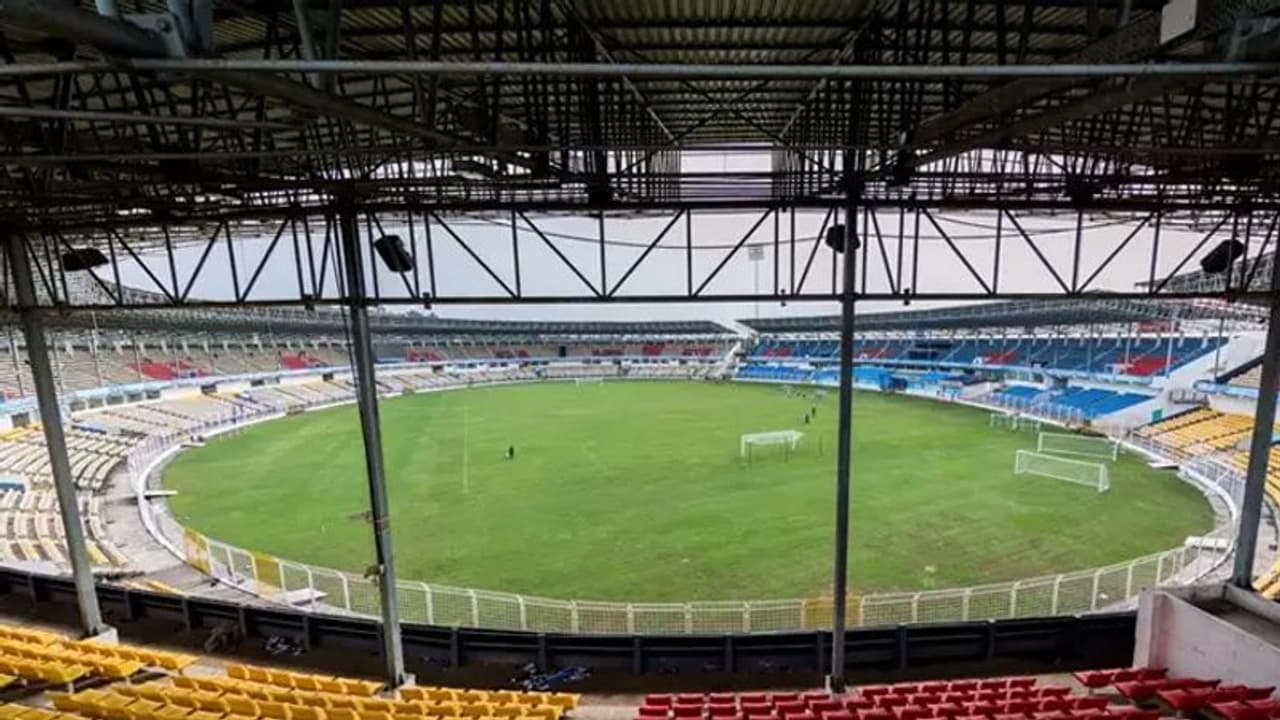 కరోనా దెబ్బ: క్రికెటర్లకు జీతాలు లేవు, అయోమయంలో ఆటగాళ్లు! కరోనా దెబ్బ: క్రికెటర్లకు జీతాలు లేవు, అయోమయంలో ఆటగాళ్లు!