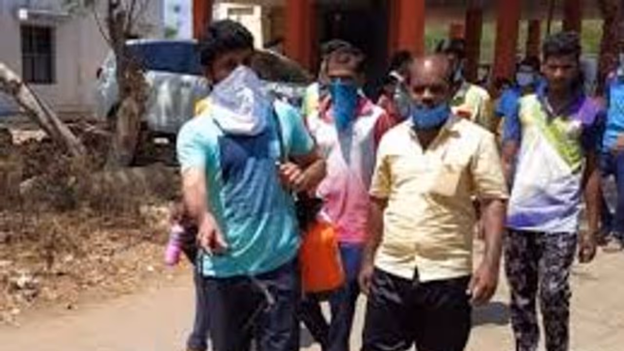 சொந்த ஊரை காப்பாற்ற துப்புரவு பணியாளராக மாறிய நடிகர் விமல்! குவியும் பாராட்டு!