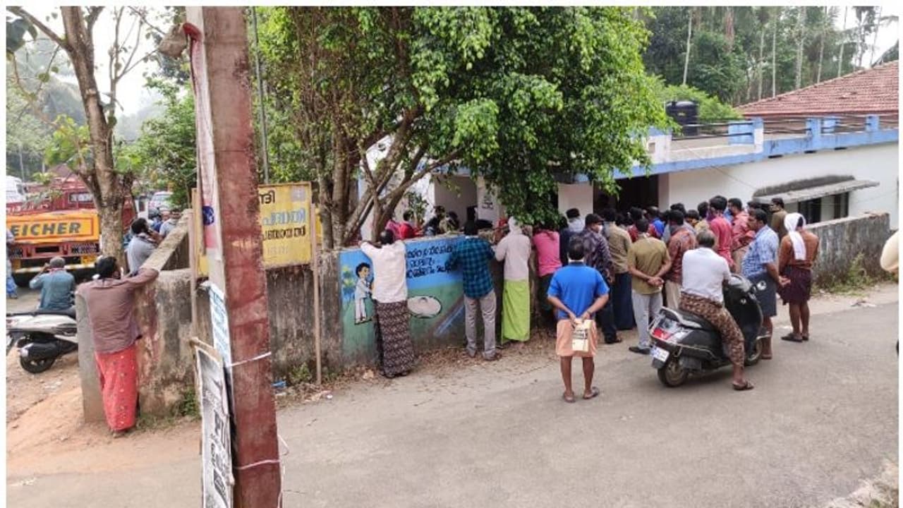 നിര്ദ്ദേശങ്ങള് ലംഘിച്ച് ചരക്ക് വാഹനങ്ങൾക്ക് പാസെടുക്കാൻ തിക്കും തിരക്കും നിര്ദ്ദേശങ്ങള് ലംഘിച്ച് ചരക്ക് വാഹനങ്ങൾക്ക് പാസെടുക്കാൻ തിക്കും തിരക്കും