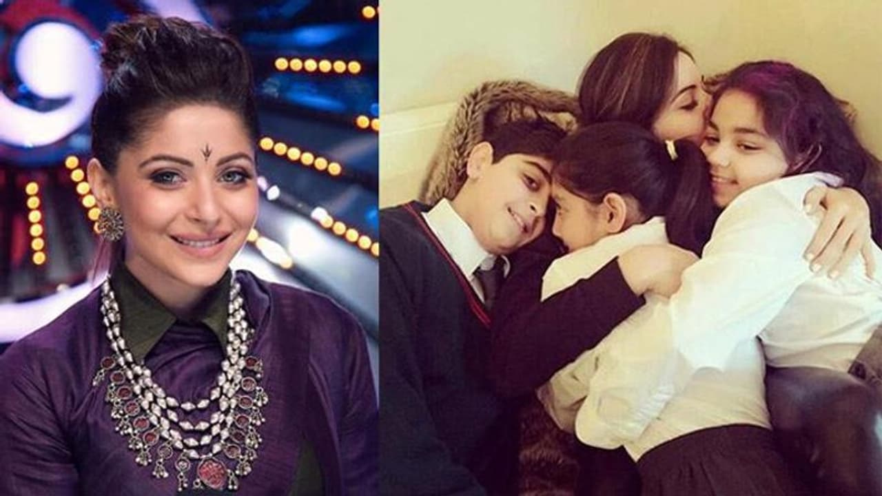 கொரோனாவில் இருந்து மீண்டு டிஸ்சார்ஜ் ஆன பாடகி கனிகா கபூர்!