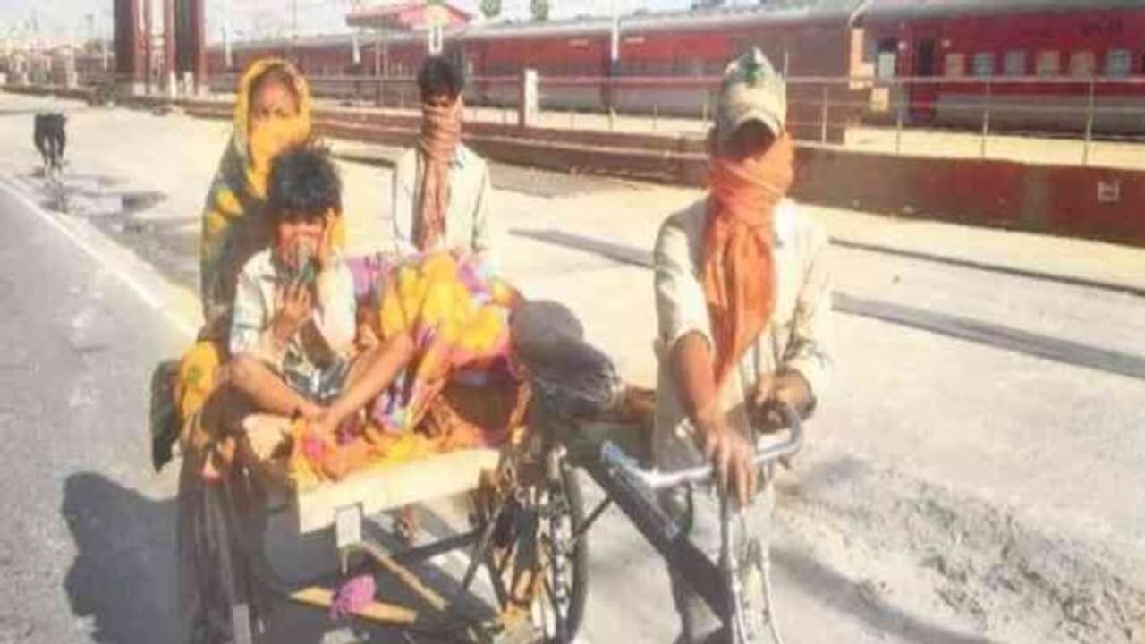 घरवालों संग बीमार पिता को ठेले पर लादकर घूमता रहा बेटा, लॉकडाउन में नहीं मिला कोई डॉक्टर घरवालों संग बीमार पिता को ठेले पर लादकर घूमता रहा बेटा, लॉकडाउन में नहीं मिला कोई डॉक्टर
