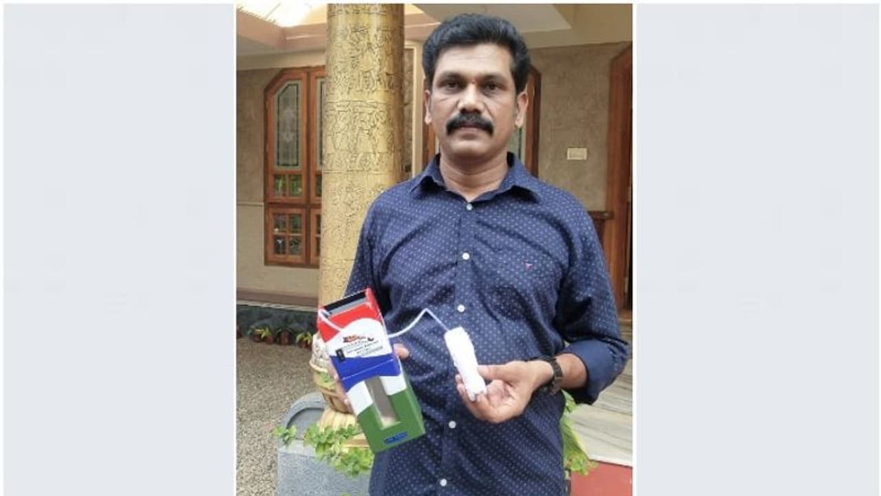 വാതില്‍പ്പിടിയില്‍ ഘടിപ്പിക്കാവുന്ന ഓട്ടോമാറ്റിക് സാനിറ്റൈസര്‍ ഉപകരണവുമായി കെഎസ്ഇബി എഞ്ചിനീയര്‍