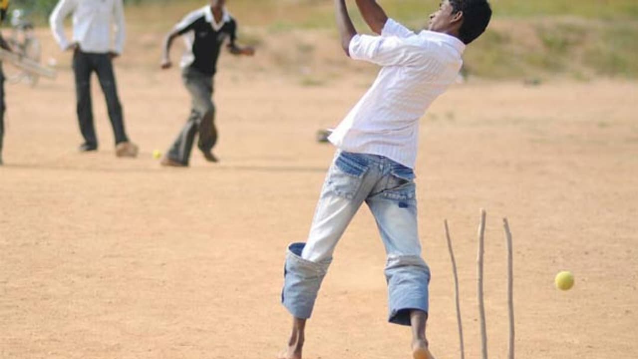 விபரீதம் உணராமல் கிரிக்கெட் விளையாடிய இளைஞர்கள்..! காவல்துறை கொடுத்த நூதன தண்டனை..! விபரீதம் உணராமல் கிரிக்கெட் விளையாடிய இளைஞர்கள்..! காவல்துறை கொடுத்த நூதன தண்டனை..!