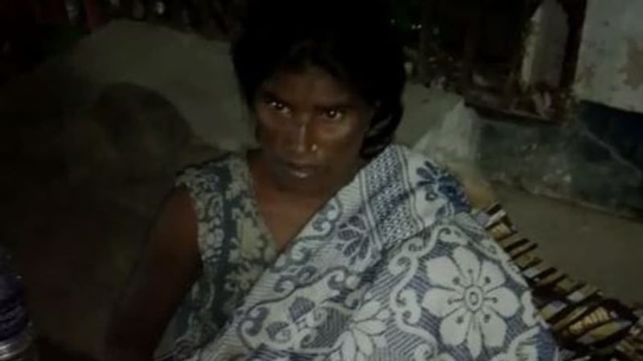 হাসপাতাল চত্বরে ভিনরাজ্যের ভবঘুরে মহিলা, করোনা আতঙ্ক ছড়াল বারাসতে হাসপাতাল চত্বরে ভিনরাজ্যের ভবঘুরে মহিলা, করোনা আতঙ্ক ছড়াল বারাসতে