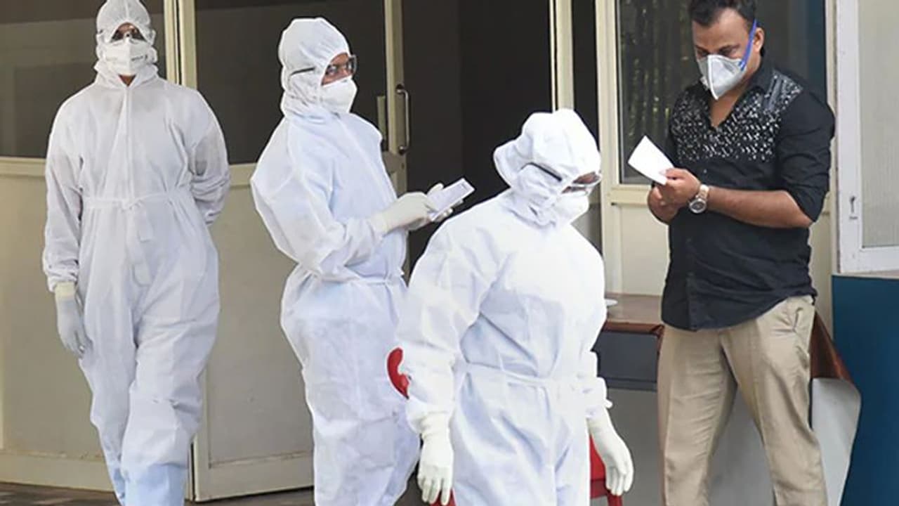 എറണാകുളത്ത് കൊവിഡ് സ്ഥിരീകരിച്ച ആരോഗ്യപ്രവർത്തകനുമായി ഇടപഴകിയ 36 പേർ നിരീക്ഷണത്തിൽ എറണാകുളത്ത് കൊവിഡ് സ്ഥിരീകരിച്ച ആരോഗ്യപ്രവർത്തകനുമായി ഇടപഴകിയ 36 പേർ നിരീക്ഷണത്തിൽ