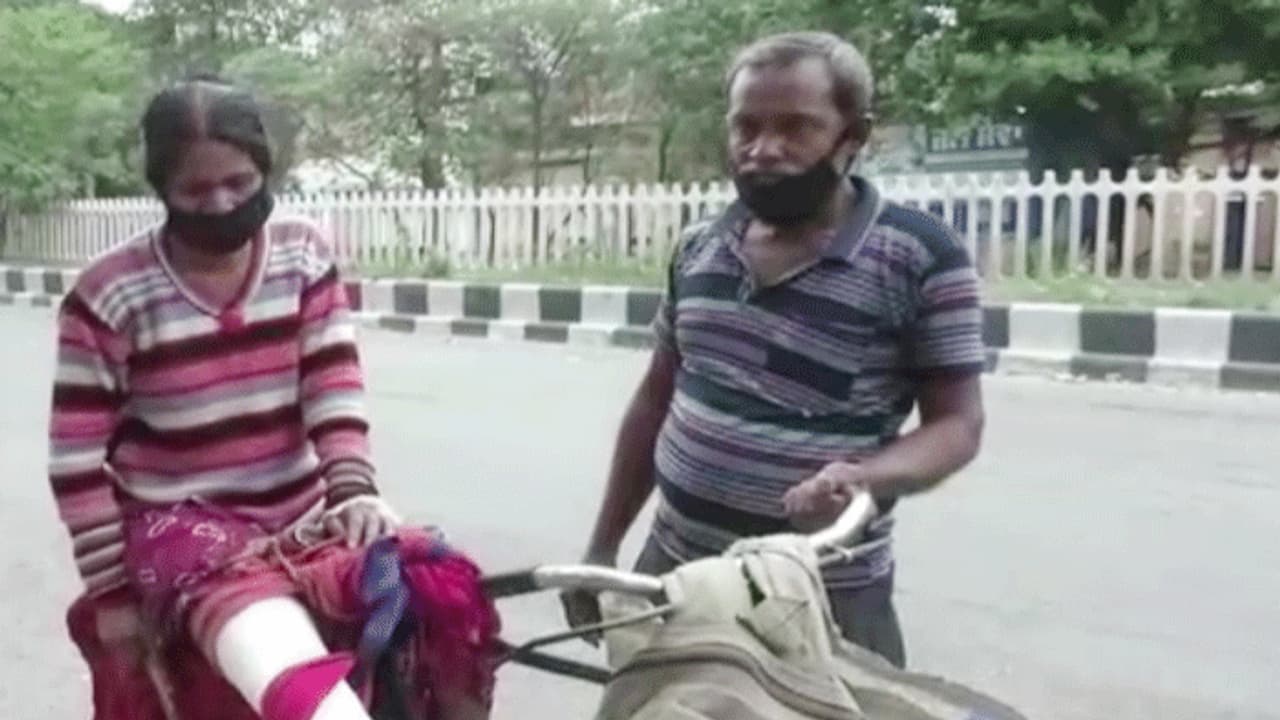 लॉकडाउन में छलका बेबस पति का दर्द, पत्नी को साइकिल पर ले गया अस्पताल..एंबुलेंस के नहीं थे पैसे लॉकडाउन में छलका बेबस पति का दर्द, पत्नी को साइकिल पर ले गया अस्पताल..एंबुलेंस के नहीं थे पैसे