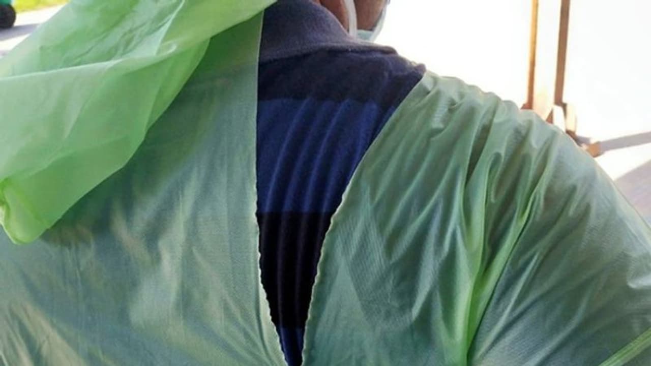 മാസ്കില്ല, പകരം ഹെല്മെറ്റും റെയിന്കോട്ടും; പോരാട്ടം ഇങ്ങനെയെന്ന് ഇന്ത്യന് ഡോക്ടര്മാര്: റിപ്പോര്ട്ട് മാസ്കില്ല, പകരം ഹെല്മെറ്റും റെയിന്കോട്ടും; പോരാട്ടം ഇങ്ങനെയെന്ന് ഇന്ത്യന് ഡോക്ടര്മാര്: റിപ്പോര്ട്ട്