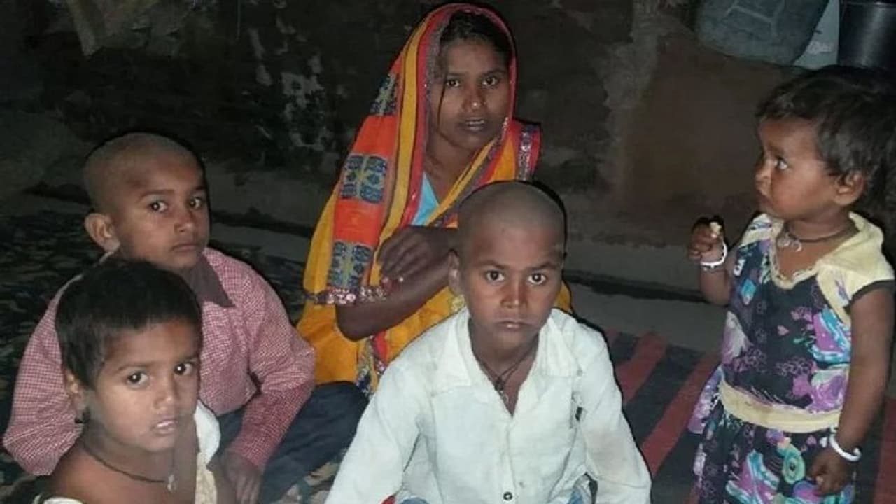 भगवान न करें ऐसी दें किसी को गरीबी, पति की मौत पर कफन के लिए रोई पत्नी भगवान न करें ऐसी दें किसी को गरीबी, पति की मौत पर कफन के लिए रोई पत्नी