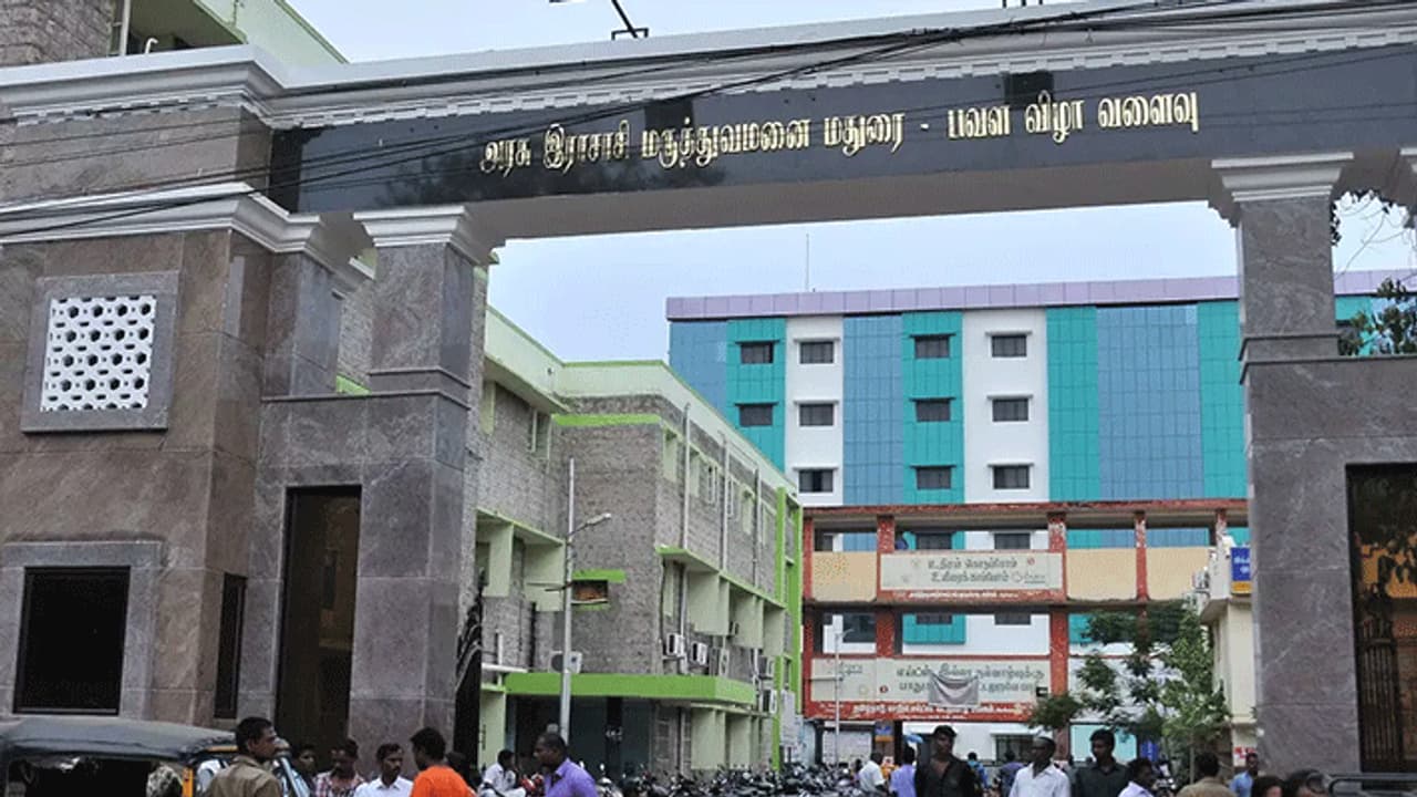 மதுரையில் கொரோனா பாதிப்பு அதிகமுள்ள தெருக்களில் இன்றுமுதல் லாக்டவுன்..! மதுரையில் கொரோனா பாதிப்பு அதிகமுள்ள தெருக்களில் இன்றுமுதல் லாக்டவுன்..!
