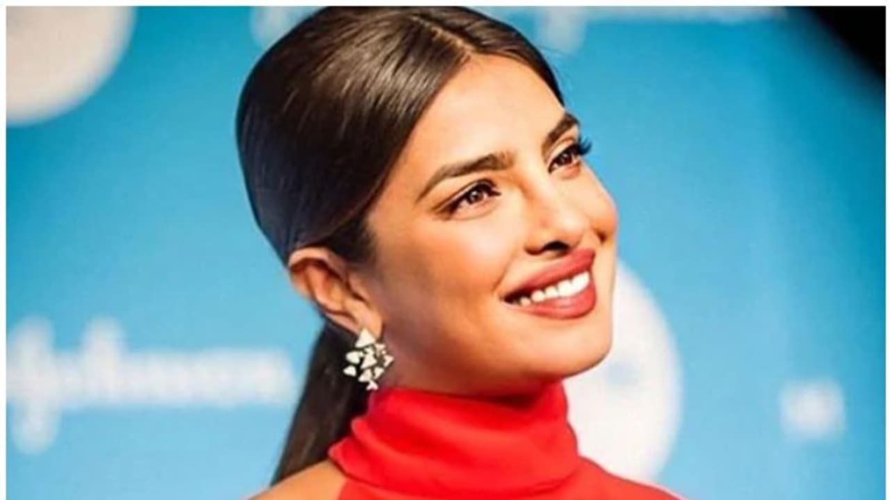 Priyanka Chopra pledges $ 1,00,000 to four women heroes for their 'selfless' work amid COVID 19 Priyanka Chopra pledges $ 1,00,000 to four women heroes for their 'selfless' work amid COVID 19