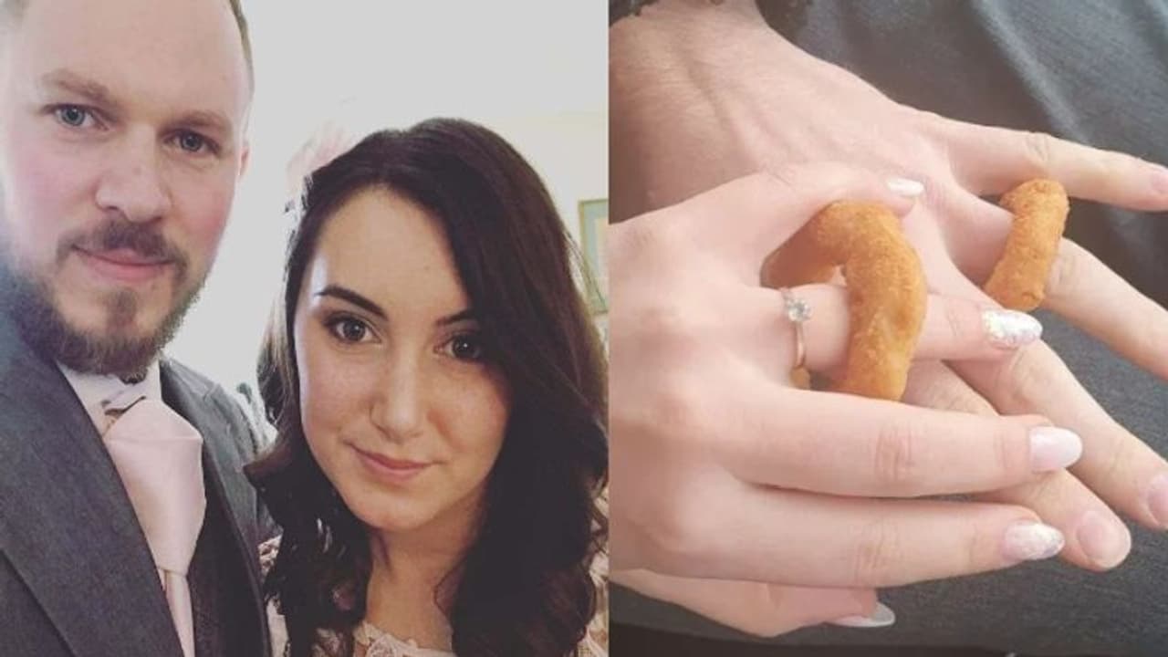 കൊറോണ കാരണം കല്യാണം മുടങ്ങി; കമിതാക്കള് ചടങ്ങ് നടത്തിയതിങ്ങനെ... കൊറോണ കാരണം കല്യാണം മുടങ്ങി; കമിതാക്കള് ചടങ്ങ് നടത്തിയതിങ്ങനെ...