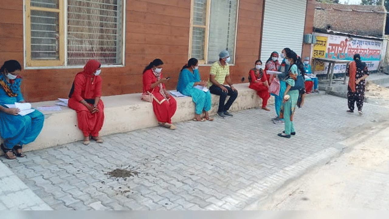 हे भगवान...यहां मां के साथ उसके 2 बच्चे भी मिले पॉजिटिव, मासूमों को पता भी नहीं क्या होता है कोरना हे भगवान...यहां मां के साथ उसके 2 बच्चे भी मिले पॉजिटिव, मासूमों को पता भी नहीं क्या होता है कोरना