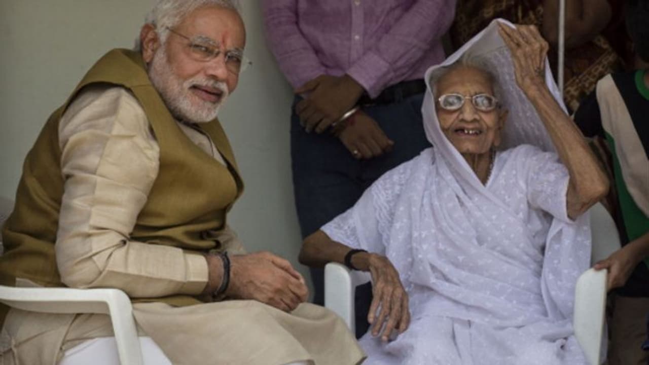 ছেলের পাশে দাঁড়াল মা, করোনা মোকাবিলায় জমানো ২৫ হাজার টাকা দিলেন হীরাবেন ছেলের পাশে দাঁড়াল মা, করোনা মোকাবিলায় জমানো ২৫ হাজার টাকা দিলেন হীরাবেন