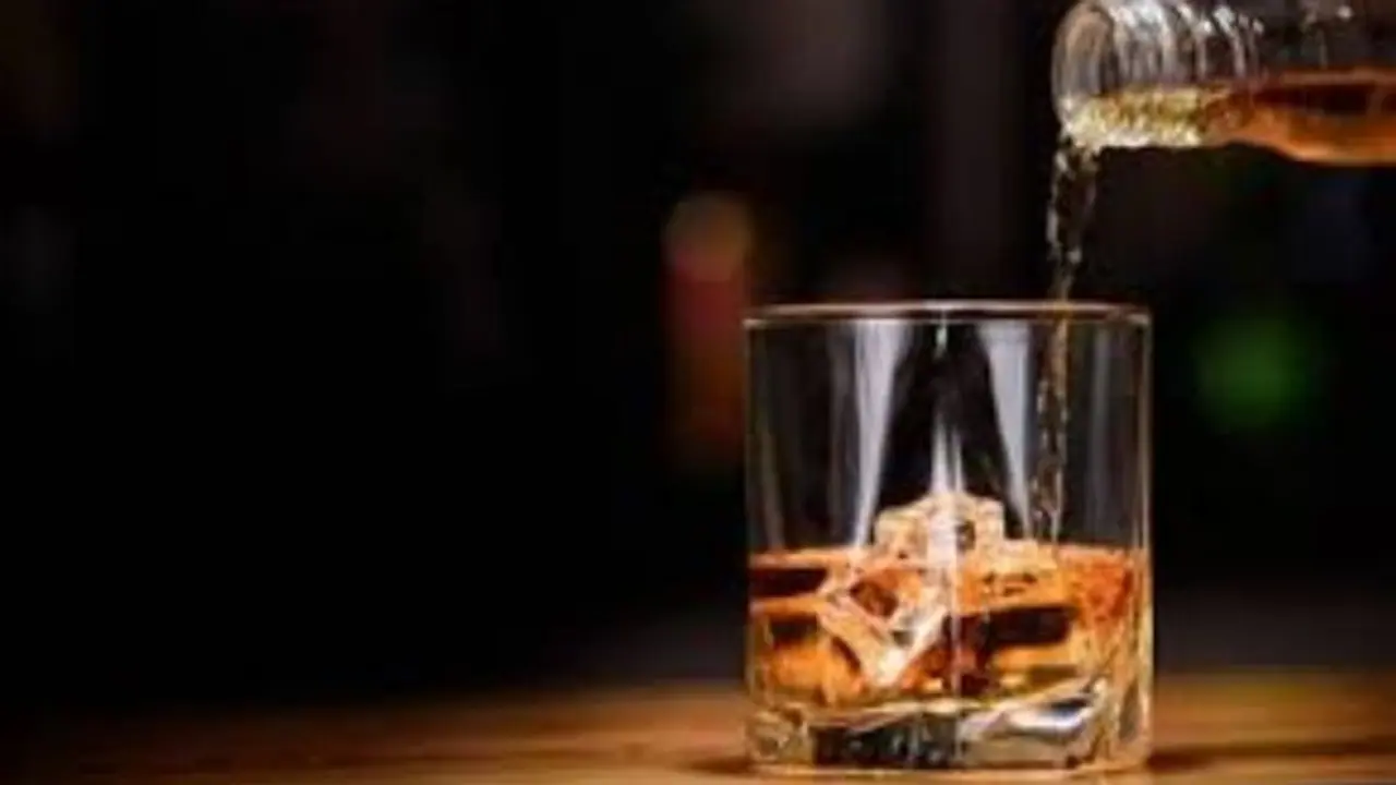 ലോക്ക് ഡൗൺ; തോട്ടം മേഖലകളിൽ വ്യാജ മദ്യവില്‍പ്പന സജീവമാകുന്നു, 34 ലിറ്റര്‍ മദ്യം കണ്ടെത്തി