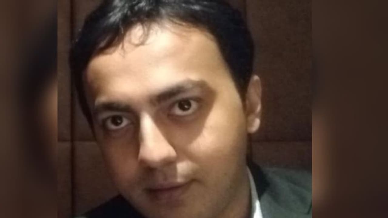 রেনকোটকাণ্ডে চিকিৎসককে তলব পুলিশের, ফেসবুক থেকে পোস্ট সরানোর নির্দেশ রেনকোটকাণ্ডে চিকিৎসককে তলব পুলিশের, ফেসবুক থেকে পোস্ট সরানোর নির্দেশ