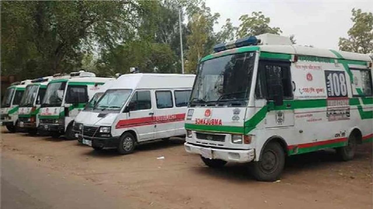 कोरोना और लॉक डाउन के बीच एम्बुलेंस चालकों की हड़ताल, मांग रहे मास्क, ग्लब्स और सैनिटाइजर कोरोना और लॉक डाउन के बीच एम्बुलेंस चालकों की हड़ताल, मांग रहे मास्क, ग्लब्स और सैनिटाइजर