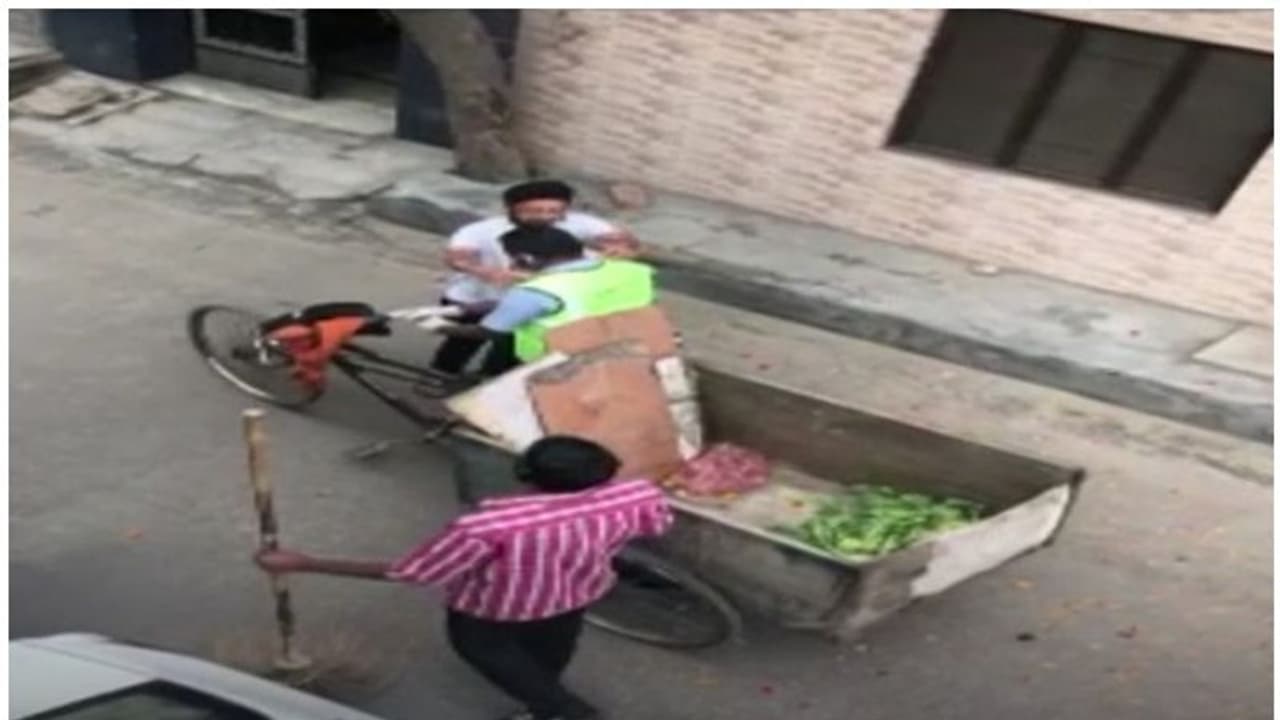 കൊവിഡ് 19 ഭീതിക്കിടയിലും ജോലിക്കെത്തി; ശുചീകരണത്തൊഴിലാളികളെ നോട്ടുമാലയിട്ട് സ്വീകരിച്ച് നാട്ടുകാര് കൊവിഡ് 19 ഭീതിക്കിടയിലും ജോലിക്കെത്തി; ശുചീകരണത്തൊഴിലാളികളെ നോട്ടുമാലയിട്ട് സ്വീകരിച്ച് നാട്ടുകാര്