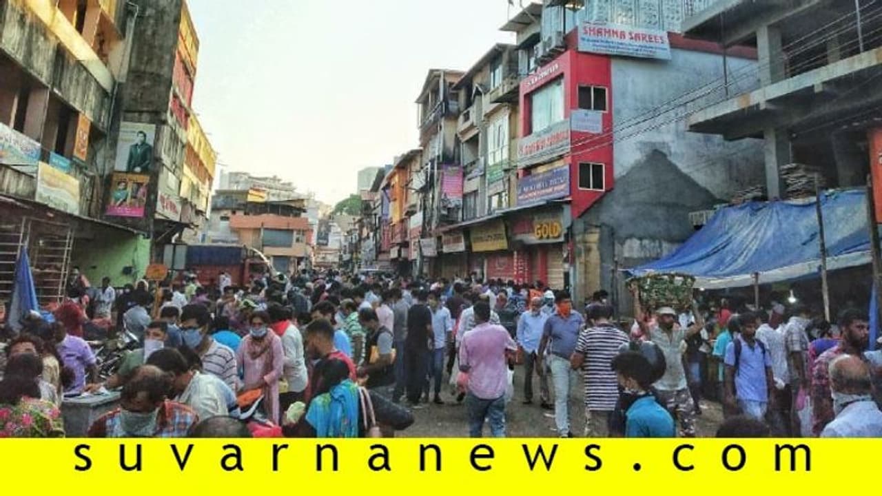 ಲಾಕ್ಡೌನ್ ಕ್ಯಾರೇ ಇಲ್ಲ: ಮಾರುಕಟ್ಟೆಗಳಲ್ಲಿ ಜನಜಂಗುಳಿ! ಲಾಕ್ಡೌನ್ ಕ್ಯಾರೇ ಇಲ್ಲ: ಮಾರುಕಟ್ಟೆಗಳಲ್ಲಿ ಜನಜಂಗುಳಿ!