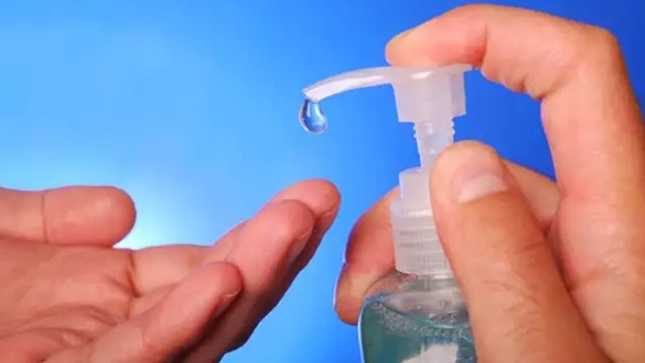 ഡിസ്റ്റിലറിയില് മദ്യനിര്മ്മാണം നിര്ത്തി, സാനിറ്റൈസറുണ്ടാക്കി സൗജന്യമായി വിതരണം ചെയ്ത് കോൺഗ്രസ് എംഎൽഎ ഡിസ്റ്റിലറിയില് മദ്യനിര്മ്മാണം നിര്ത്തി, സാനിറ്റൈസറുണ്ടാക്കി സൗജന്യമായി വിതരണം ചെയ്ത് കോൺഗ്രസ് എംഎൽഎ