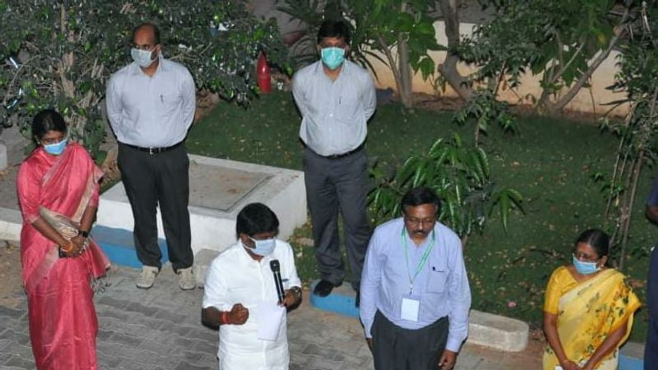 சுற்றி சுழன்று அடிக்கும் சுகாதாரத்துறை அமைச்சர்..!! கொரோனாவை அழிக்க 6500 பேரை அதிரடியாக களமிறக்கினார்..!! சுற்றி சுழன்று அடிக்கும் சுகாதாரத்துறை அமைச்சர்..!! கொரோனாவை அழிக்க 6500 பேரை அதிரடியாக களமிறக்கினார்..!!