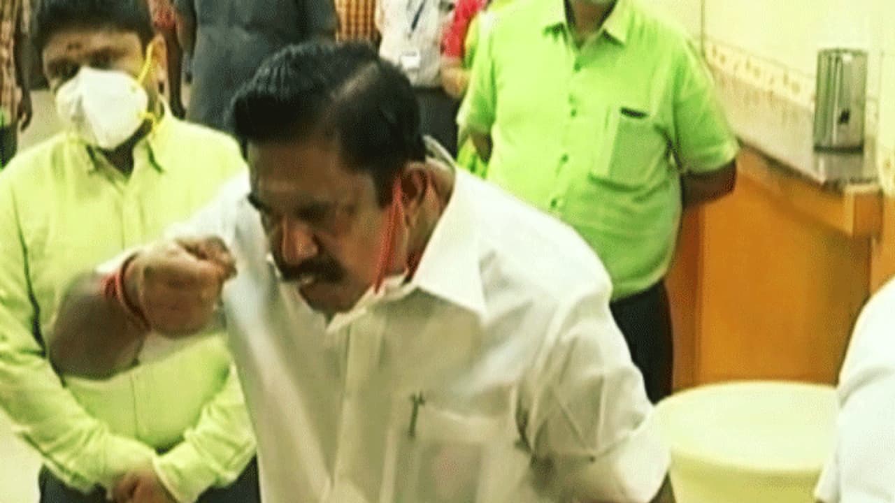 கொரோனா பீதியில் அதிரடி... அம்மா உணவகத்தில் இட்லி சாப்பிட்ட மக்களின் முதல்வர் எடப்பாடி பழனிசாமி...! கொரோனா பீதியில் அதிரடி... அம்மா உணவகத்தில் இட்லி சாப்பிட்ட மக்களின் முதல்வர் எடப்பாடி பழனிசாமி...!