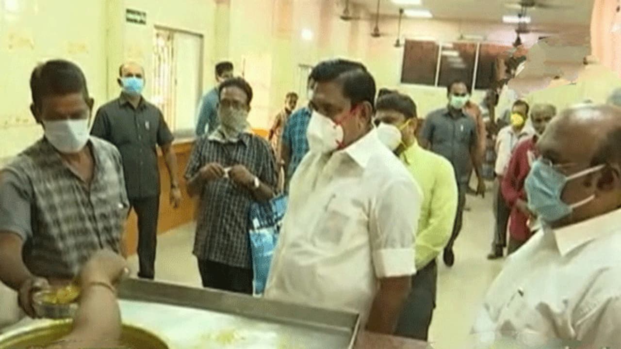 போல்டாக இறங்கி அடிக்கும் எடப்பாடி வேலுமணி... வெளிமாநில தொழிலாளர்களுடன் நேரில் சந்திப்பு..! போல்டாக இறங்கி அடிக்கும் எடப்பாடி வேலுமணி... வெளிமாநில தொழிலாளர்களுடன் நேரில் சந்திப்பு..!