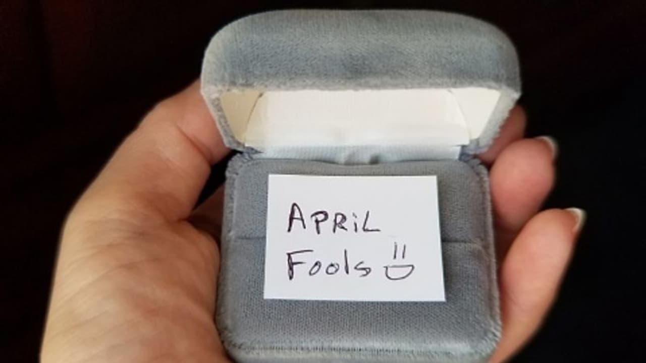 কেন সারা বিশ্ব জুড়ে পালিত হয় 'ফুল ডে', জানুন এর অজানা রহস্য