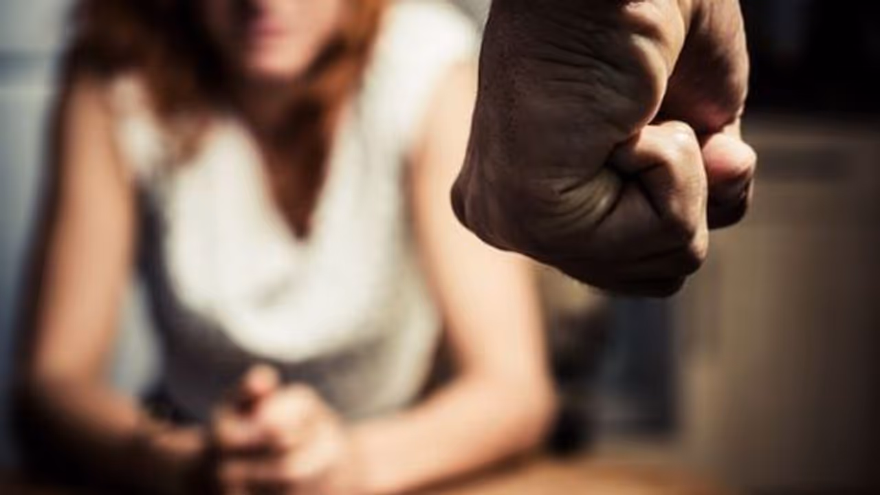 'ദേഷ്യം തീർക്കുന്നത് ഭാര്യയോട്'; ഈ ലോക്ക്ഡൗണ് കാലത്ത് ഗാര്ഹിക പീഡന പരാതികളില് വര്ധനവ് 'ദേഷ്യം തീർക്കുന്നത് ഭാര്യയോട്'; ഈ ലോക്ക്ഡൗണ് കാലത്ത് ഗാര്ഹിക പീഡന പരാതികളില് വര്ധനവ്