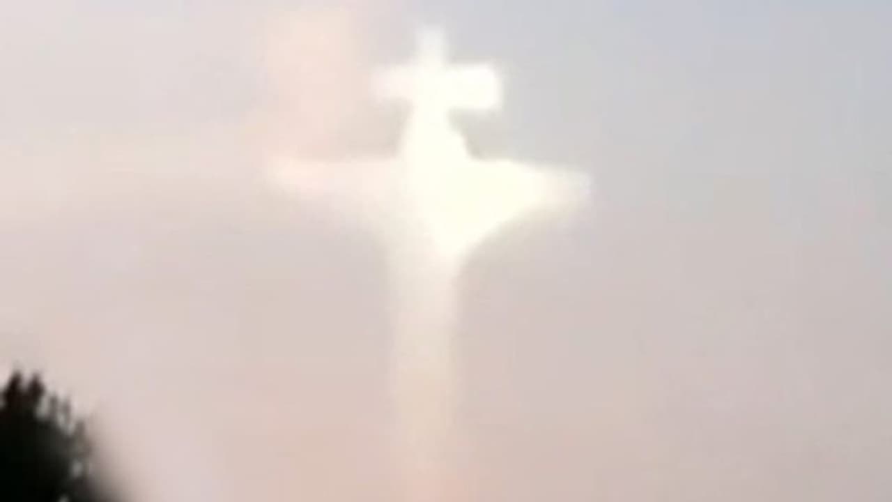 করোনা মহামারীর মধ্যে আকাশে ফুটে উঠল যিশুর ছায়া, মুহূর্তে ভাইরাল ভিডিও করোনা মহামারীর মধ্যে আকাশে ফুটে উঠল যিশুর ছায়া, মুহূর্তে ভাইরাল ভিডিও